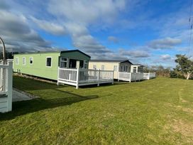 Caldecott Hall Country Park - Holiday Accommodation 21586 - Norfolk - 1188052 - thumbnail photo 2