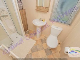 Devon Cliffs Holiday Park - Holiday Accommodation 21624 - Devon - 1188081 - thumbnail photo 12