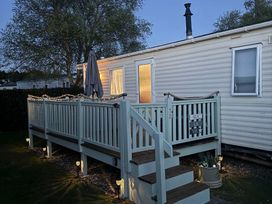 Pinewoods Holiday Park - Holiday Accommodation 21638 - Norfolk - 1188091 - thumbnail photo 3