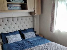 West Sands - Holiday Accommodation 21647 - Hampshire - 1188095 - thumbnail photo 4
