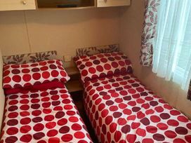 Hopton Holiday Village - Holiday Accommodation 2169 - Suffolk & Essex - 1188125 - thumbnail photo 4