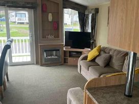 Hopton Holiday Village - Holiday Accommodation 2169 - Suffolk & Essex - 1188125 - thumbnail photo 8