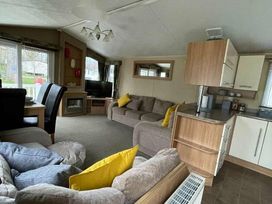 Hopton Holiday Village - Holiday Accommodation 2169 - Suffolk & Essex - 1188125 - thumbnail photo 12