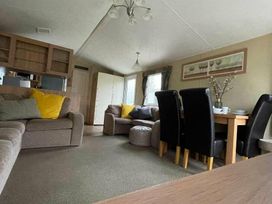 Hopton Holiday Village - Holiday Accommodation 2169 - Suffolk & Essex - 1188125 - thumbnail photo 13