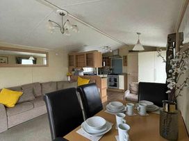 Hopton Holiday Village - Holiday Accommodation 2169 - Suffolk & Essex - 1188125 - thumbnail photo 14