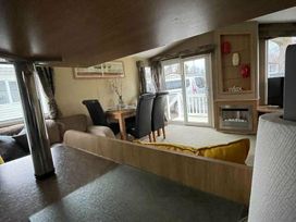 Hopton Holiday Village - Holiday Accommodation 2169 - Suffolk & Essex - 1188125 - thumbnail photo 15