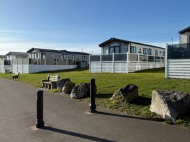 Trecco Bay - Holiday Accommodation 21732 - Somerset & Wiltshire - 1188158 - thumbnail photo 2
