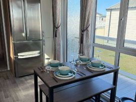 Trecco Bay - Holiday Accommodation 21732 - Somerset & Wiltshire - 1188158 - thumbnail photo 4