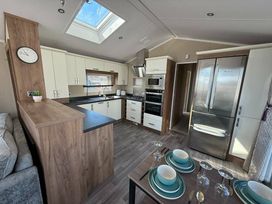 Trecco Bay - Holiday Accommodation 21732 - Somerset & Wiltshire - 1188158 - thumbnail photo 6