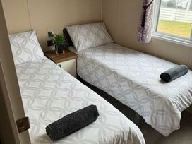 Trecco Bay - Holiday Accommodation 21732 - Somerset & Wiltshire - 1188158 - thumbnail photo 11