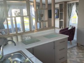 Hopton Holiday Village - Holiday Accommodation 21760 - Suffolk & Essex - 1188176 - thumbnail photo 8