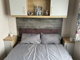 Trecco Bay - Holiday Accommodation 21779 - Somerset & Wiltshire - 1188194 - thumbnail photo 15