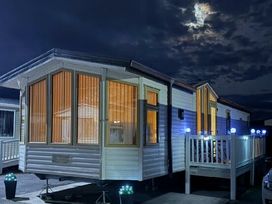 Happy Days Caravan Park - Holiday Accommodation 21912 - North Wales - 1188301 - thumbnail photo 1