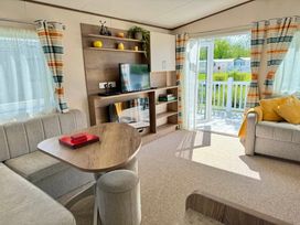 Hoburne Cotswolds - Holiday Accommodation 21945 - Somerset & Wiltshire - 1188333 - thumbnail photo 14