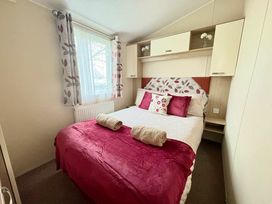 Hoburne Cotswolds - Holiday Accommodation 21947 - Somerset & Wiltshire - 1188335 - thumbnail photo 8