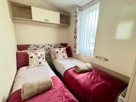 Hoburne Cotswolds - Holiday Accommodation 21947 - Somerset & Wiltshire - 1188335 - thumbnail photo 11
