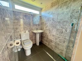 Hoburne Cotswolds - Holiday Accommodation 21949 - Somerset & Wiltshire - 1188337 - thumbnail photo 6