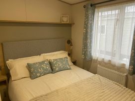 Trecco Bay - Holiday Accommodation 22016 - Somerset & Wiltshire - 1188389 - thumbnail photo 4