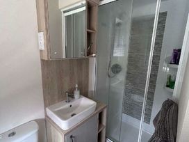 Manor Park Holiday Village - Holiday Accommodation 22022 - Norfolk - 1188395 - thumbnail photo 6