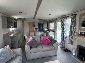 Manor Park Holiday Village - Holiday Accommodation 22022 - Norfolk - 1188395 - thumbnail photo 9