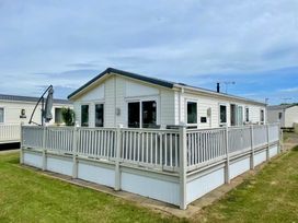 Manor Park Holiday Village - Holiday Accommodation 22030 - Norfolk - 1188402 - thumbnail photo 1