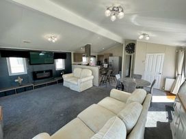 Manor Park Holiday Village - Holiday Accommodation 22030 - Norfolk - 1188402 - thumbnail photo 4