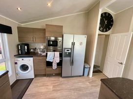 Manor Park Holiday Village - Holiday Accommodation 22030 - Norfolk - 1188402 - thumbnail photo 8