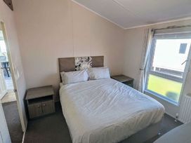 Manor Park Holiday Village - Holiday Accommodation 22030 - Norfolk - 1188402 - thumbnail photo 9