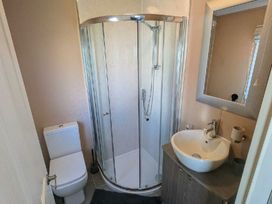 Manor Park Holiday Village - Holiday Accommodation 22030 - Norfolk - 1188402 - thumbnail photo 11