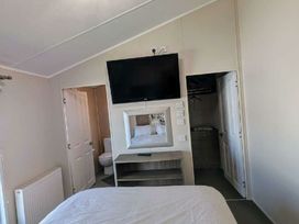 Manor Park Holiday Village - Holiday Accommodation 22030 - Norfolk - 1188402 - thumbnail photo 10