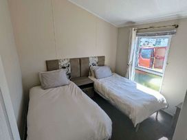 Manor Park Holiday Village - Holiday Accommodation 22030 - Norfolk - 1188402 - thumbnail photo 13