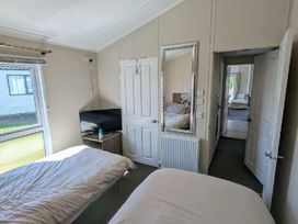 Manor Park Holiday Village - Holiday Accommodation 22030 - Norfolk - 1188402 - thumbnail photo 15