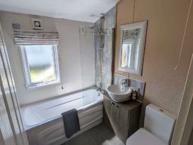 Manor Park Holiday Village - Holiday Accommodation 22030 - Norfolk - 1188402 - thumbnail photo 16