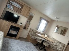 Happy Days Caravan Park - Holiday Accommodation 22034 - North Wales - 1188406 - thumbnail photo 9