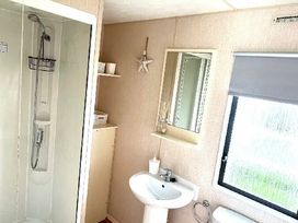 Happy Days Caravan Park - Holiday Accommodation 22034 - North Wales - 1188406 - thumbnail photo 11
