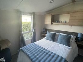 Trecco Bay - Holiday Accommodation 22035 - Somerset & Wiltshire - 1188407 - thumbnail photo 3