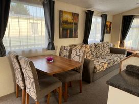 Naze Marine Holiday Park - Holiday Accommodation 22074 - Suffolk & Essex - 1188437 - thumbnail photo 4