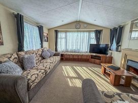 Naze Marine Holiday Park - Holiday Accommodation 22074 - Suffolk & Essex - 1188437 - thumbnail photo 5