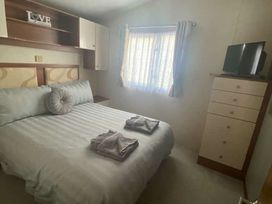 Naze Marine Holiday Park - Holiday Accommodation 22074 - Suffolk & Essex - 1188437 - thumbnail photo 6