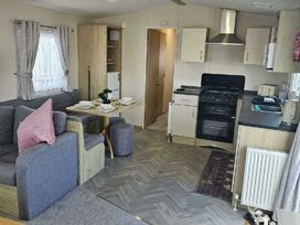 Trecco Bay - Holiday Accommodation 22077 - Somerset & Wiltshire - 1188440 - thumbnail photo 2