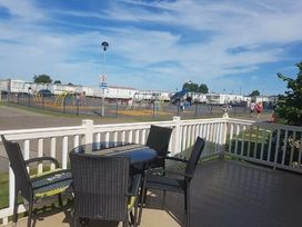 Kingfisher Caravan Park - Holiday Accommodation 221 - Lincolnshire - 1188453 - thumbnail photo 2