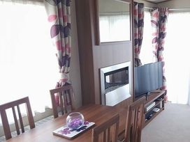Kingfisher Caravan Park - Holiday Accommodation 221 - Lincolnshire - 1188453 - thumbnail photo 5