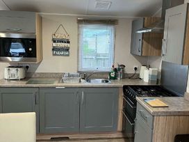 Trecco Bay - Holiday Accommodation 22112 - Somerset & Wiltshire - 1188463 - thumbnail photo 3