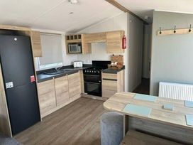 Trecco Bay - Holiday Accommodation 22136 - Somerset & Wiltshire - 1188486 - thumbnail photo 2