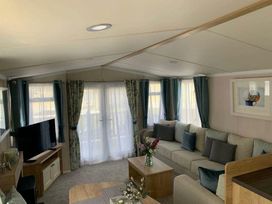 Oakdene Forest Park - Holiday Accommodation 22159 - Hampshire - 1188506 - thumbnail photo 6