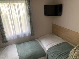 Oakdene Forest Park - Holiday Accommodation 22159 - Hampshire - 1188506 - thumbnail photo 12
