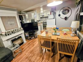 A dining area with a table and chairs at Kingfisher Caravan Park - Holiday Accommodation 22193 Ingomells