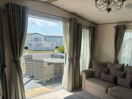 West Sands - Holiday Accommodation 22291 - Hampshire - 1188614 - thumbnail photo 3