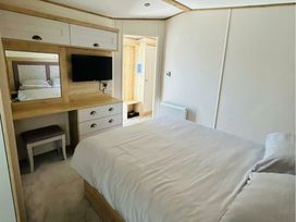 West Sands - Holiday Accommodation 22291 - Hampshire - 1188614 - thumbnail photo 6