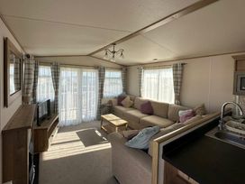 West Sands - Holiday Accommodation 22299 - Hampshire - 1188619 - thumbnail photo 2